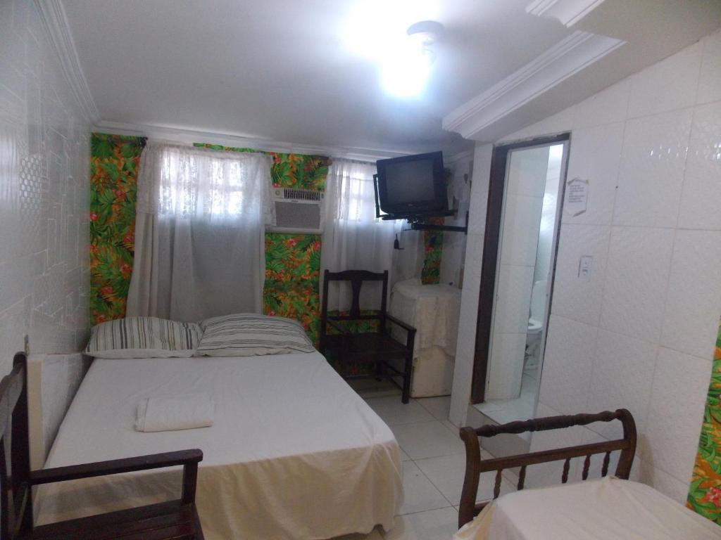 萨尔瓦多Casa Da Lucia的小房间设有床、电视和浴室
