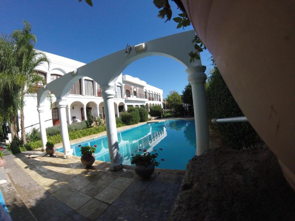 卡法亚特Hotel Portal del Santo的房屋前的游泳池