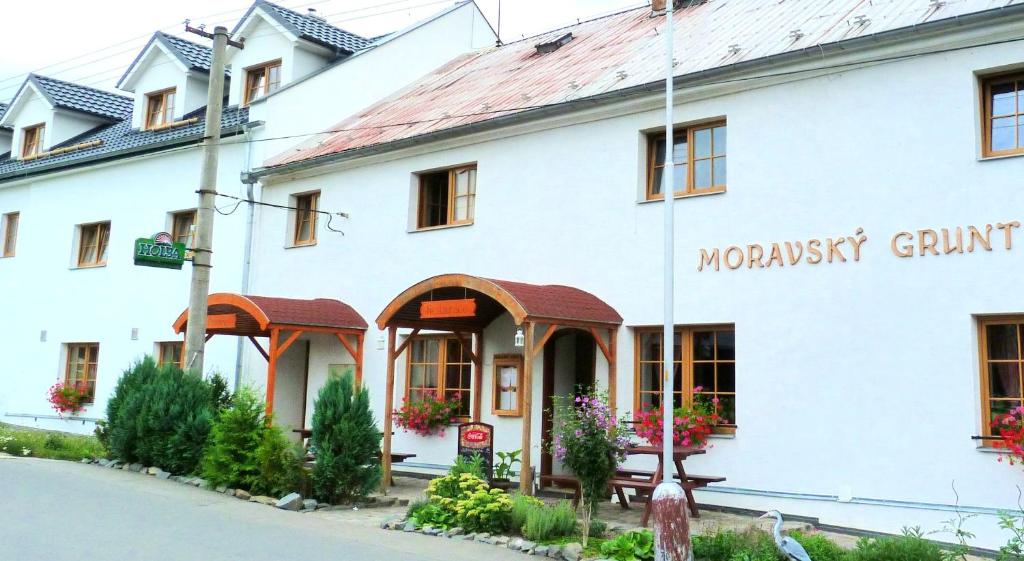 奥洛穆茨Apartmány Moravský Grunt的白色的建筑,上面标有读取moorpark Grille的标志