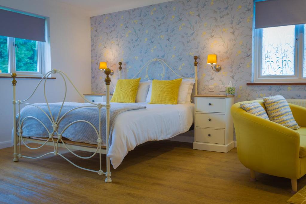 黑尔斯沃思Blyth Lodge B&B的一间卧室配有一张床和两把椅子