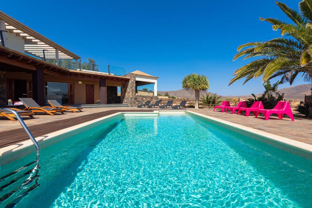 HomeForGuest Oasis Villa with swimming pool in 4000m2 garden内部或周边的泳池