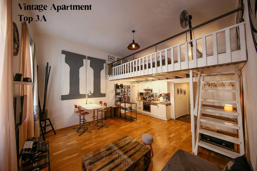 维也纳维也纳城市公寓的一间带高架床的客厅和一间厨房