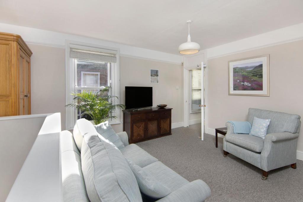 索尔兹伯里Salt Lane Apartments的客厅配有白色沙发和电视