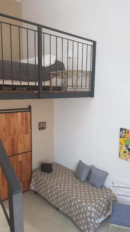 乌拉圭河畔康塞普西翁Antigua Fonda Duplex Studio的配有双层床的客房内的一张床位