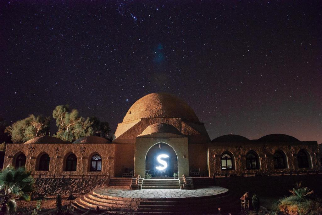 Al Qaşr森达沙漠度假酒店的夜空下一座清真寺