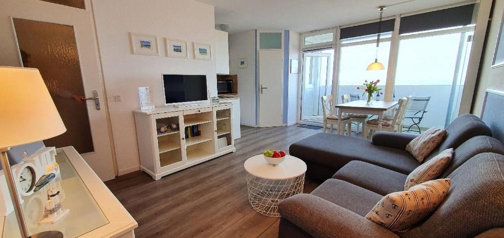 海利根港Strandläufer-G13的带沙发、电视和桌子的客厅