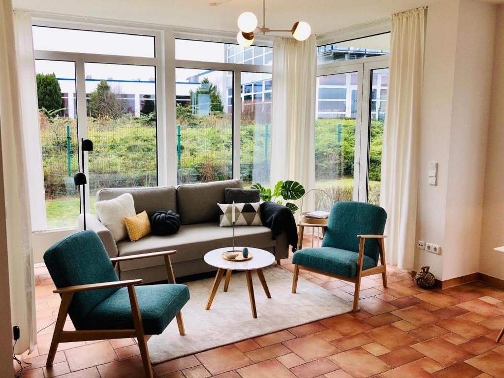 FulgenAppartementanlage Residenz Am Yachthafen的客厅配有沙发和两把椅子