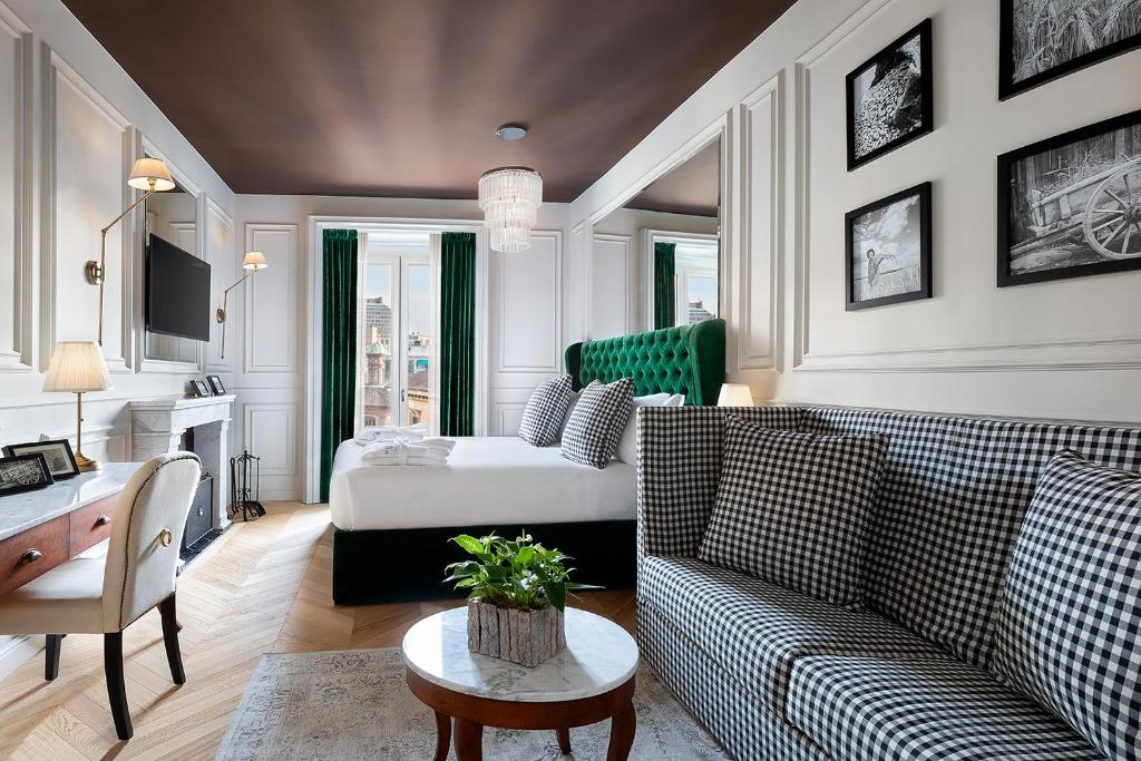 米兰Matilde Boutique Hotel的客厅配有沙发和1张床