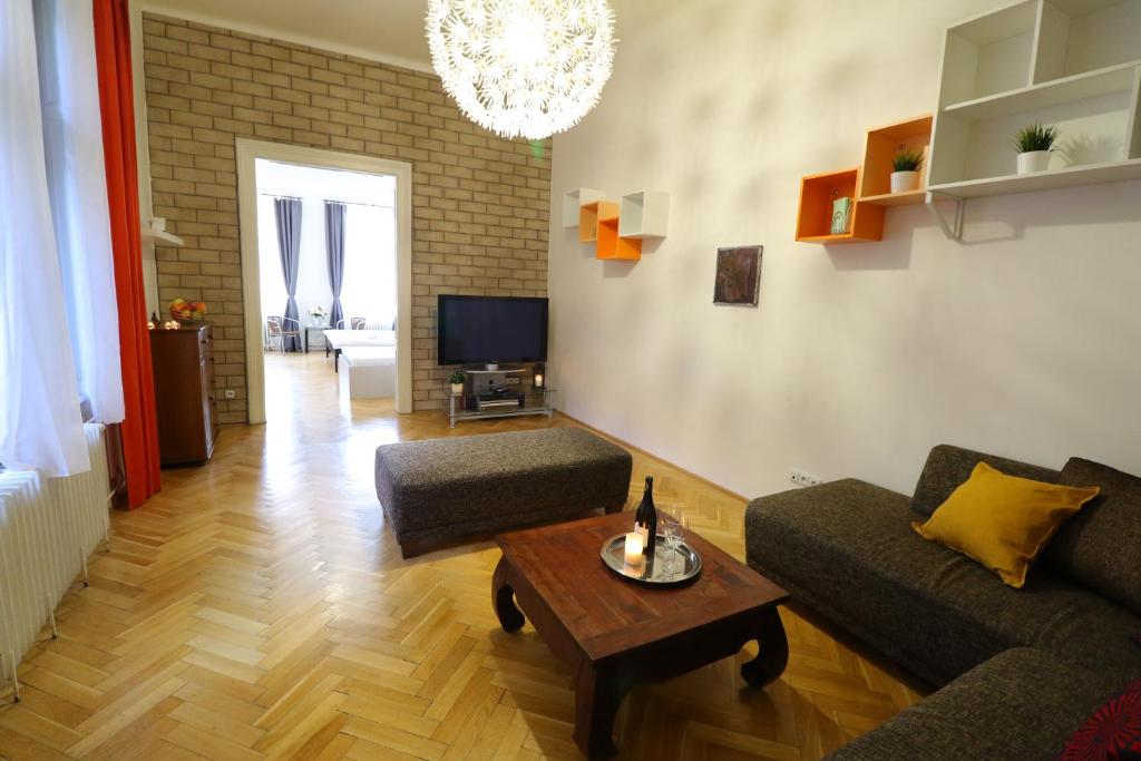 布拉迪斯拉发Apartment HVIEZDKO的客厅配有沙发和桌子