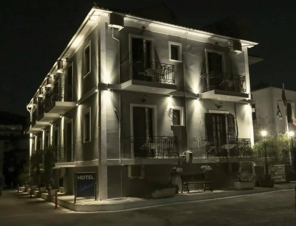 加拉希德松加拉克西迪酒店的一座建筑,晚上有灯