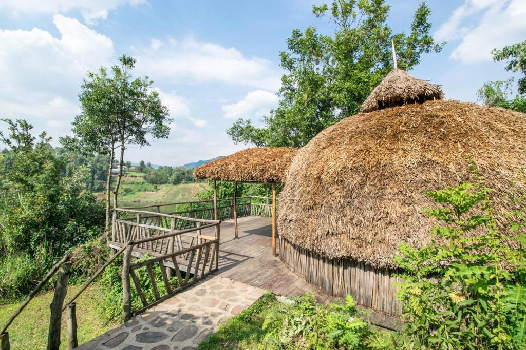 卡巴莱Byoona Amagara at Lake Bunyonyi的茅草屋顶和楼梯小屋