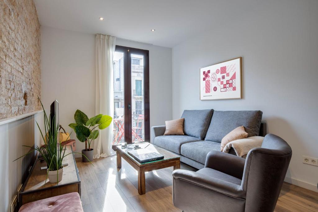 巴塞罗那LucasLand Apartments Barcelona的客厅配有沙发和桌子