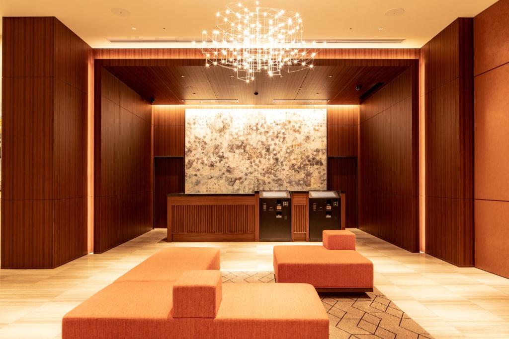 福冈HOTEL FORZA HAKATAEKI CHIKUSHIGUCHI Ⅱ的带有吊灯的酒店大堂