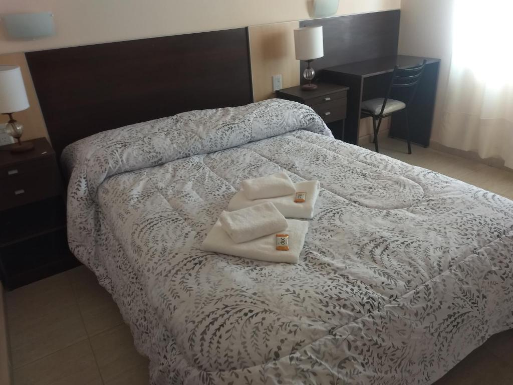 拉里奥哈hotel andino的一间卧室配有一张床,上面有两条毛巾