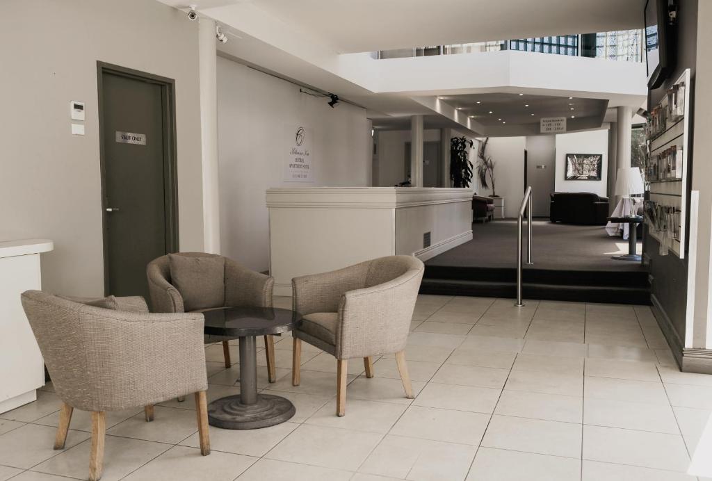 墨尔本Melbourne Kew Central Apartments Official的配有桌椅和走廊的房间