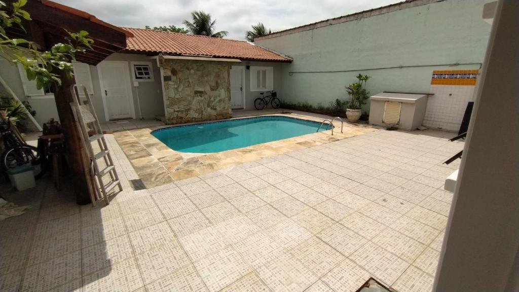 伯迪亚哥Bertioga litoral的一座房子后院的游泳池
