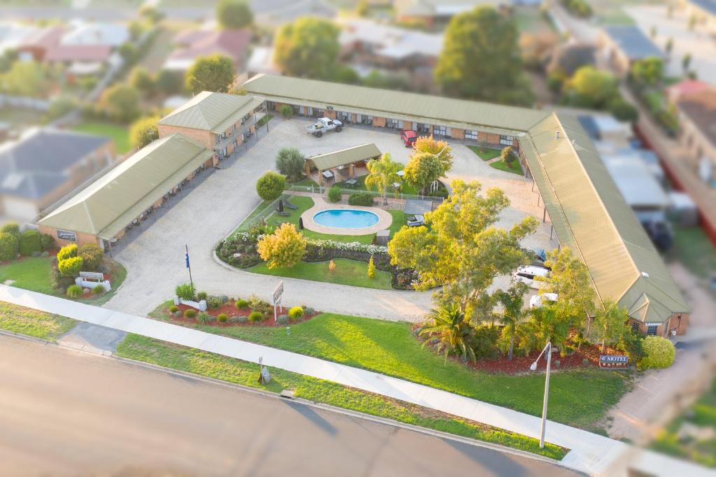 科罗瓦斯曼汽车旅馆的一座带庭院和游泳池的建筑模型