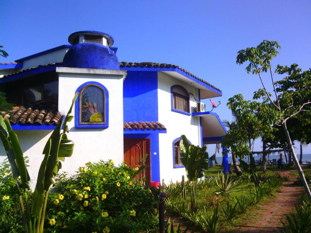 卡西塔斯Eco Coco Loco by Rotamundos的蓝色和白色塔楼的房子