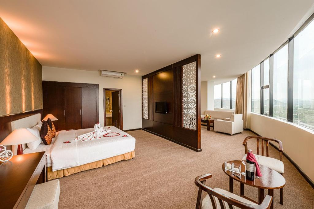 Kỳ Anh河静孟青大酒店的酒店客房配有一张床铺和一张桌子。