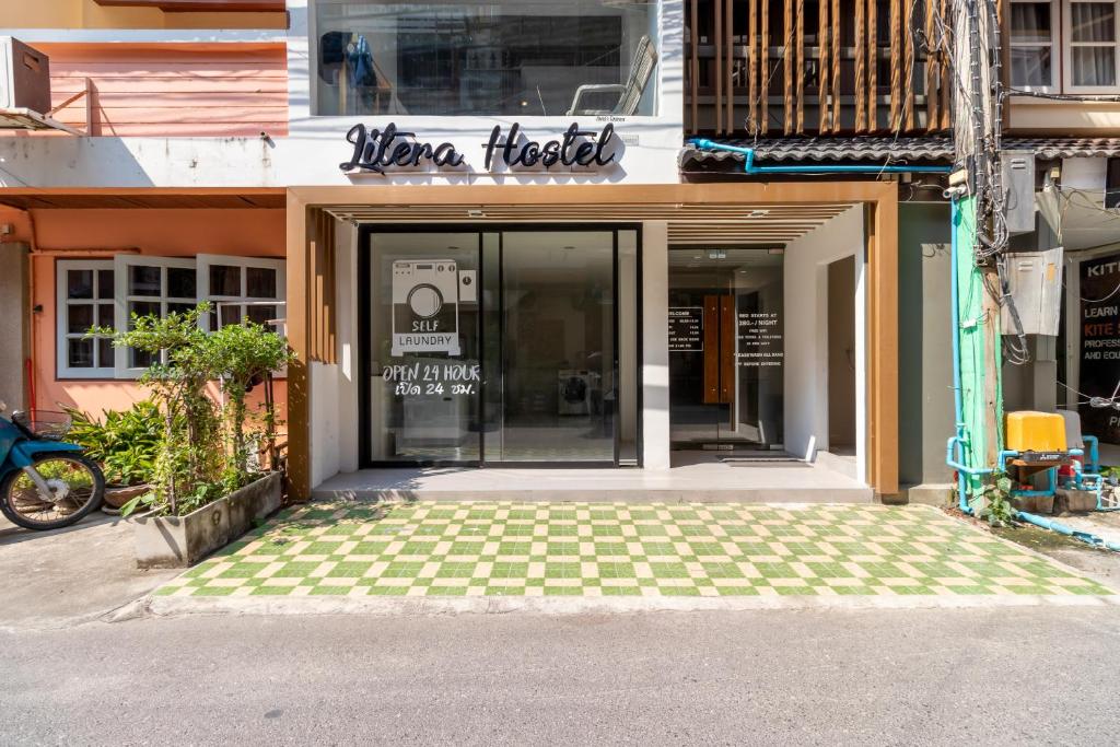 华欣Litera Hostel的前面有 ⁇ 板的商店前