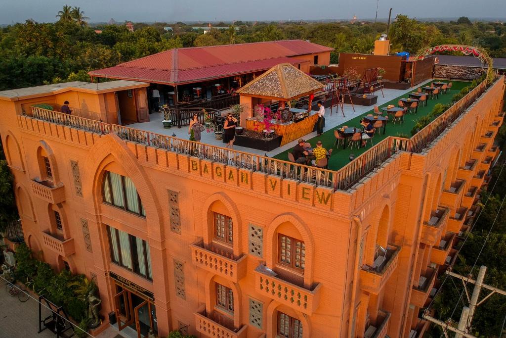 蒲甘蒲甘景观酒店的享有带餐厅的橙色建筑的顶部景色