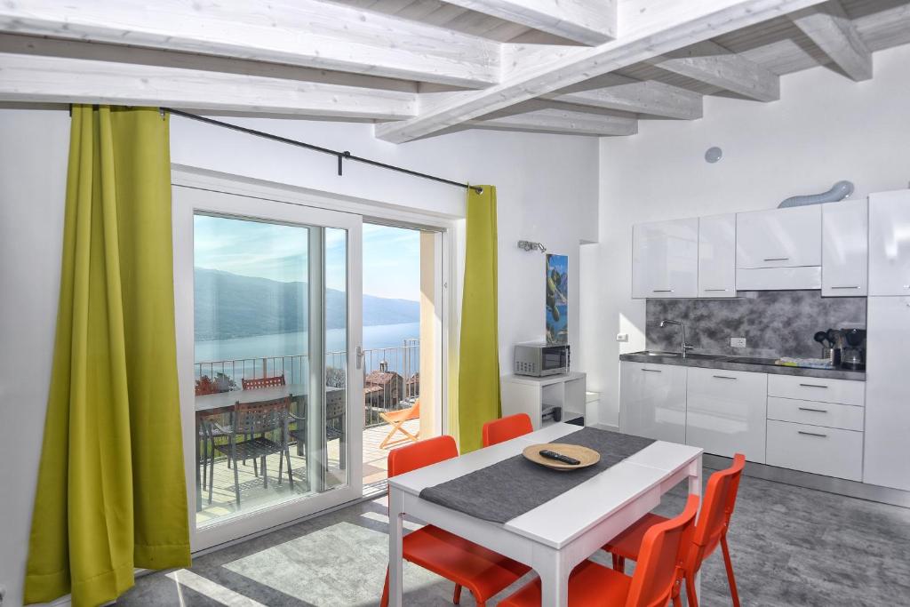 特雷莫西内Casa negli Ulivi的一个带桌椅的厨房和一个美景厨房