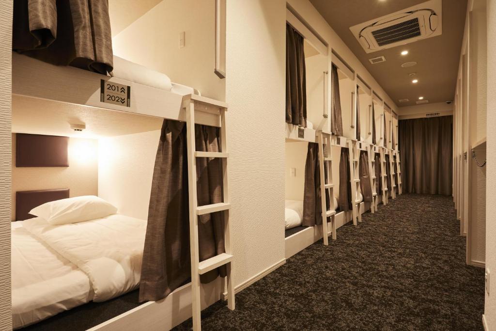 大阪HOTEL THE ROCK的宿舍间的一排双层床