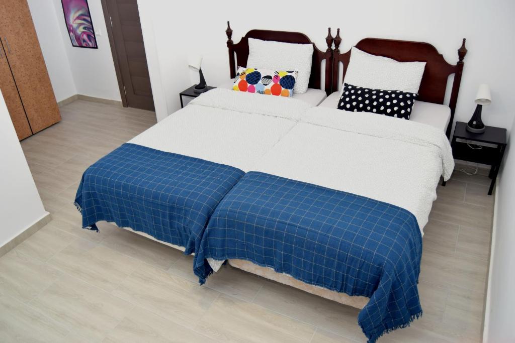 沃伦塔里Hotel Road Rooms的床上有蓝色和白色的毯子
