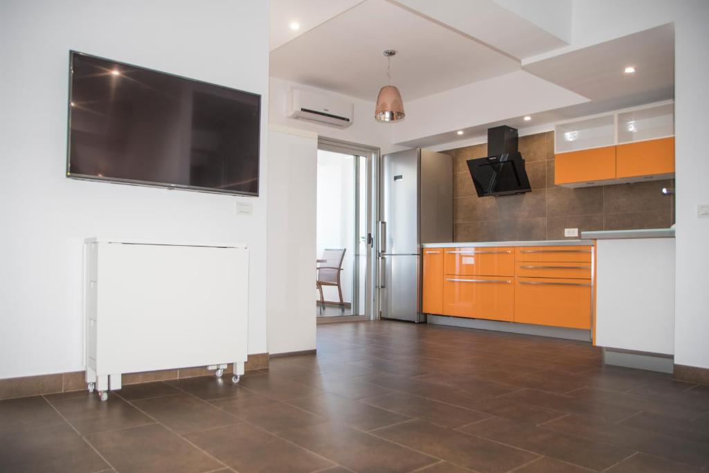 拉克鲁斯LE TERRAZZE 6的厨房配有橙色橱柜和瓷砖地板。