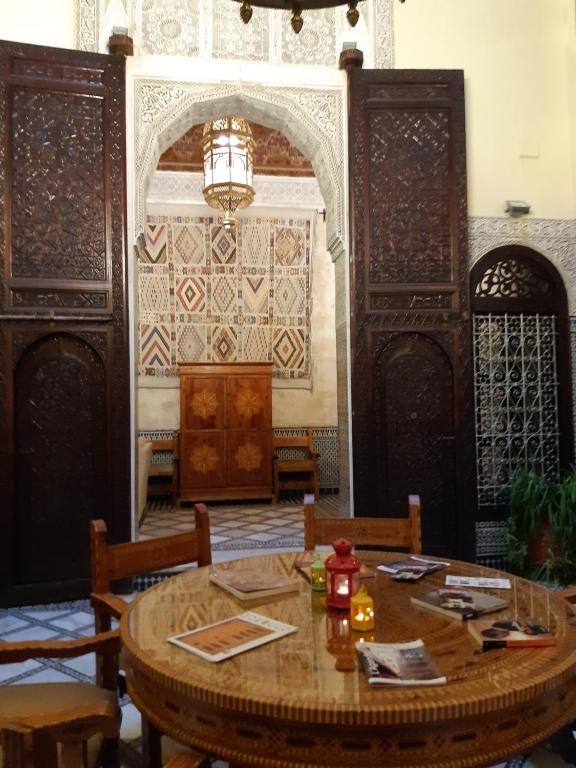非斯菲斯帕里斯特摩洛哥传统庭院住宅的一间带桌椅和墙壁的用餐室
