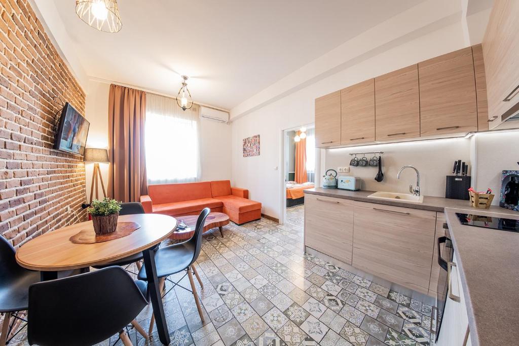 索非亚Sofia Vintage Life Apartment的厨房以及带桌子和沙发的客厅。