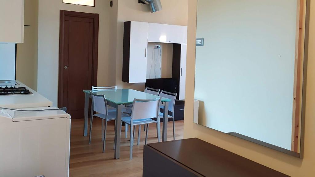 利维松多里FORT. Montagna A307的厨房配有桌椅和镜子