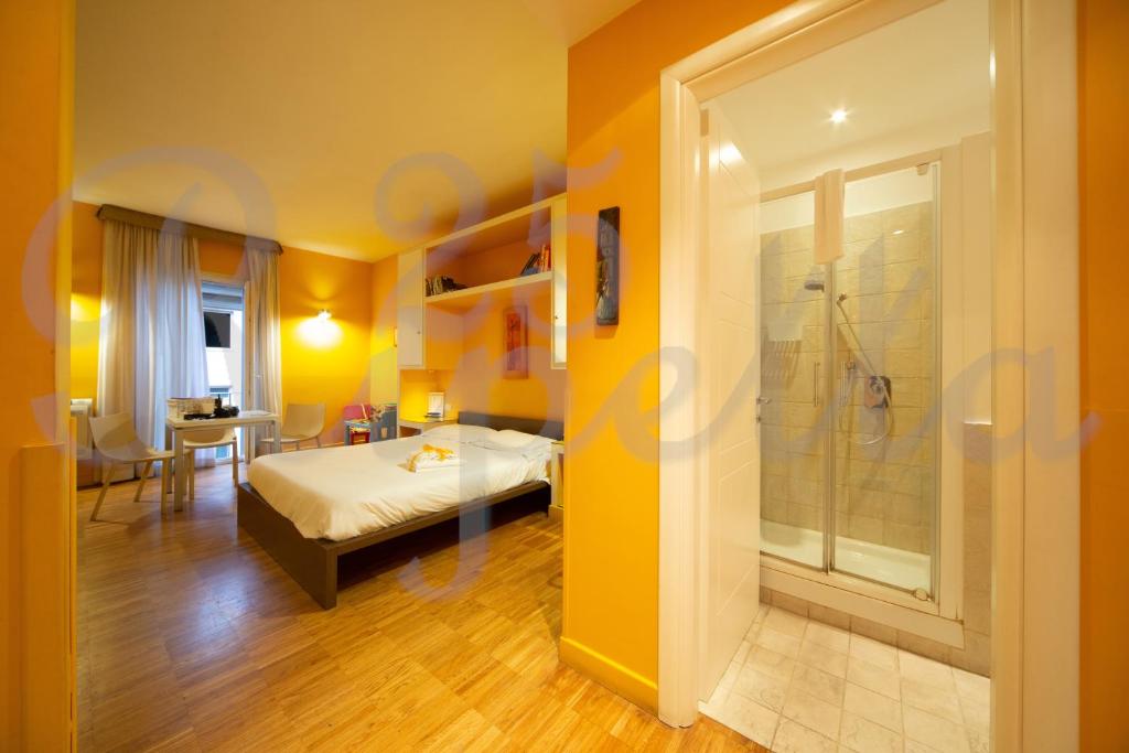 罗马Ripetta 25 Prestige Rooms的一间酒店客房 - 带一张床和一间浴室