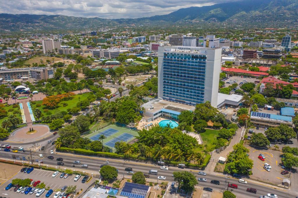 金斯敦牙买加飞马酒店 的城市空中景观,高楼
