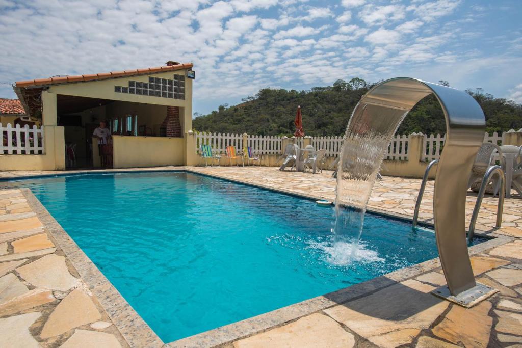 帕蒂杜阿尔费里斯Pousada Marinho Society的庭院中一个带喷泉的游泳池