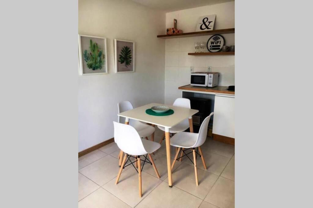 科洛尼亚-德尔萨克拉门托Apto céntrico con wifi的一个带桌椅的小厨房