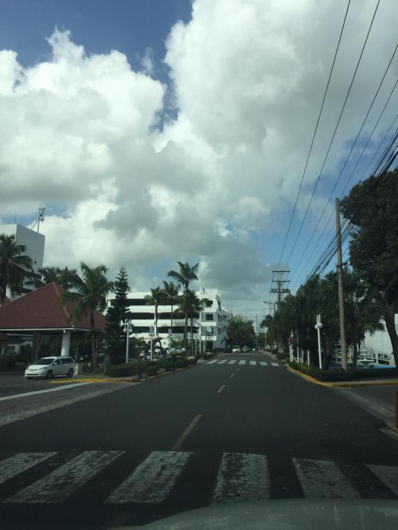博卡奇卡Terrazas del Caribe, Boca Chica.的一片空空的街道,天空阴郁,棕榈树