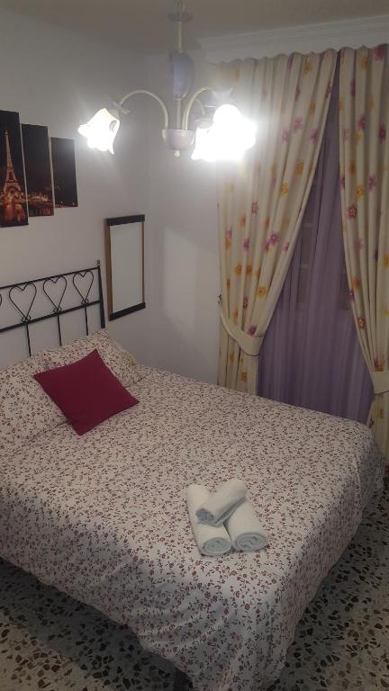 卡萨韦梅哈El Rengue的一间卧室配有一张床,上面有两条毛巾