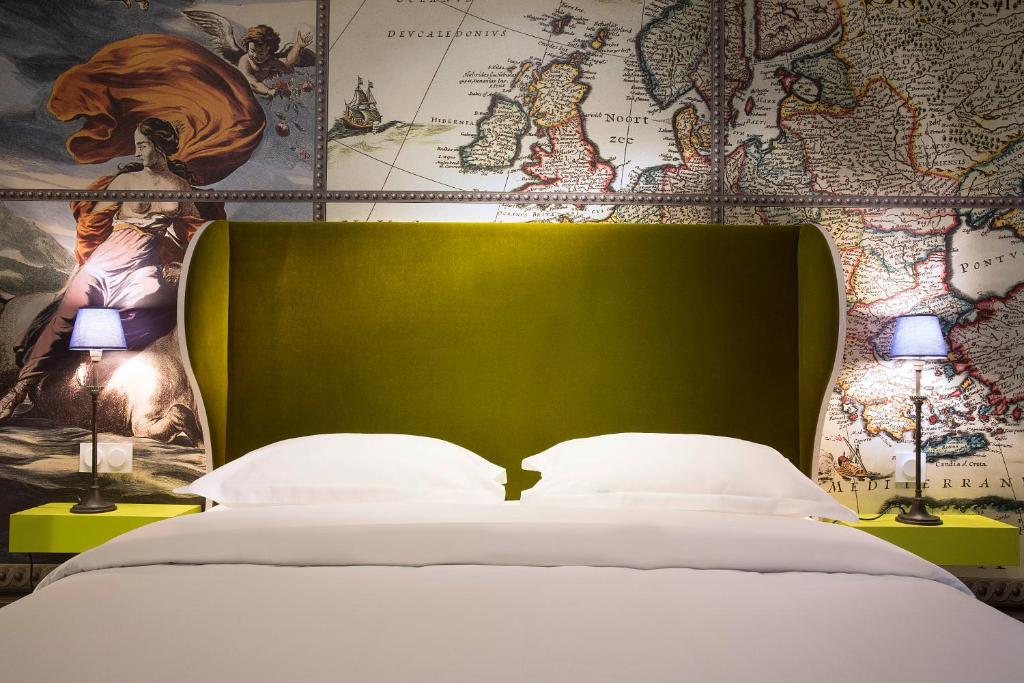 巴黎大陆酒店的一张带绿色床头板和两盏灯的床