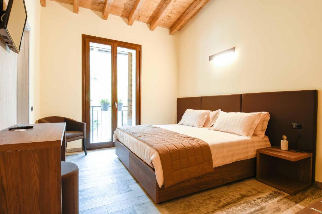 CeneAgriturismo Ippolita Lucchetti的一间卧室配有一张床和一张书桌