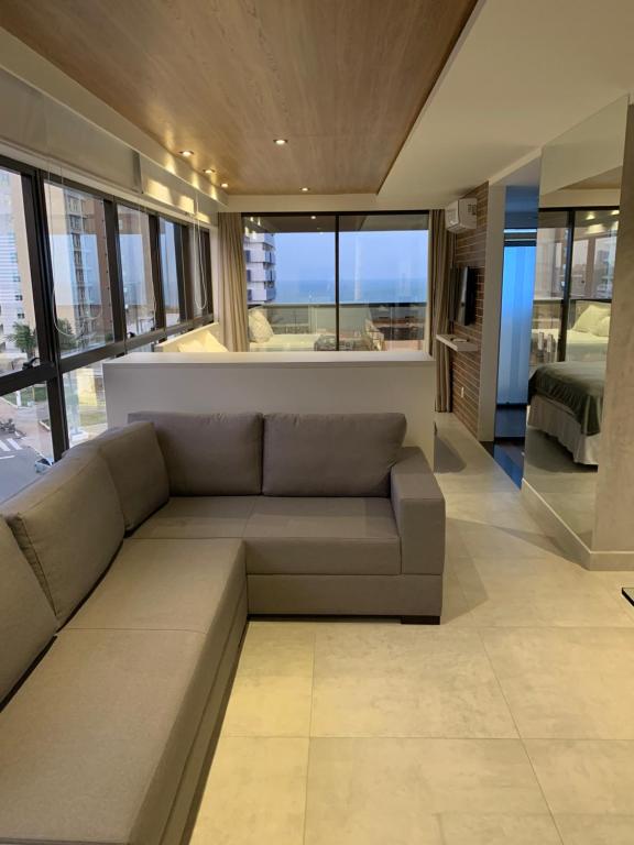 纳塔尔Reserva Madero Loft Natal的带沙发的客厅和卧室