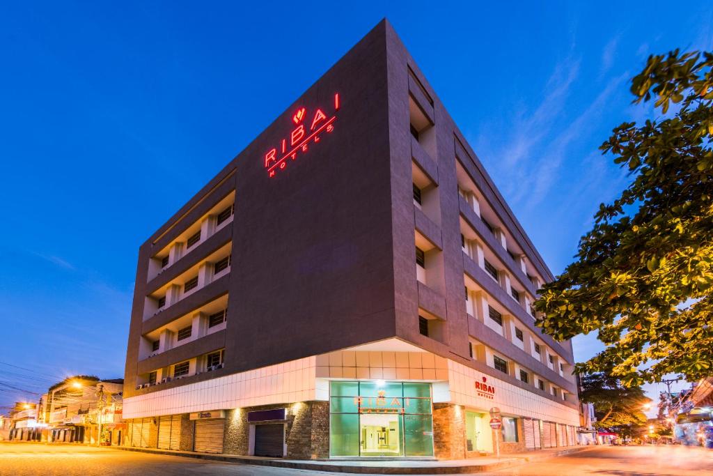 巴兰基亚Ribai Hotels - Barranquilla的建筑的侧面有标志