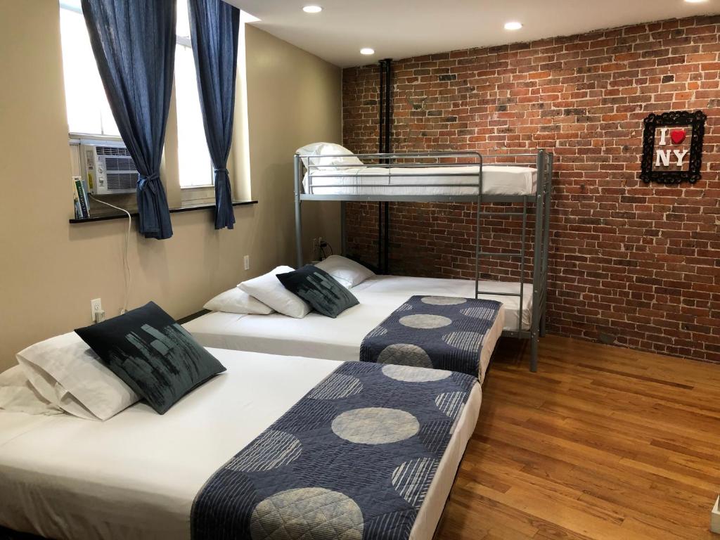 纽约曼哈顿中城一室公寓的砖墙客房中的两张双层床