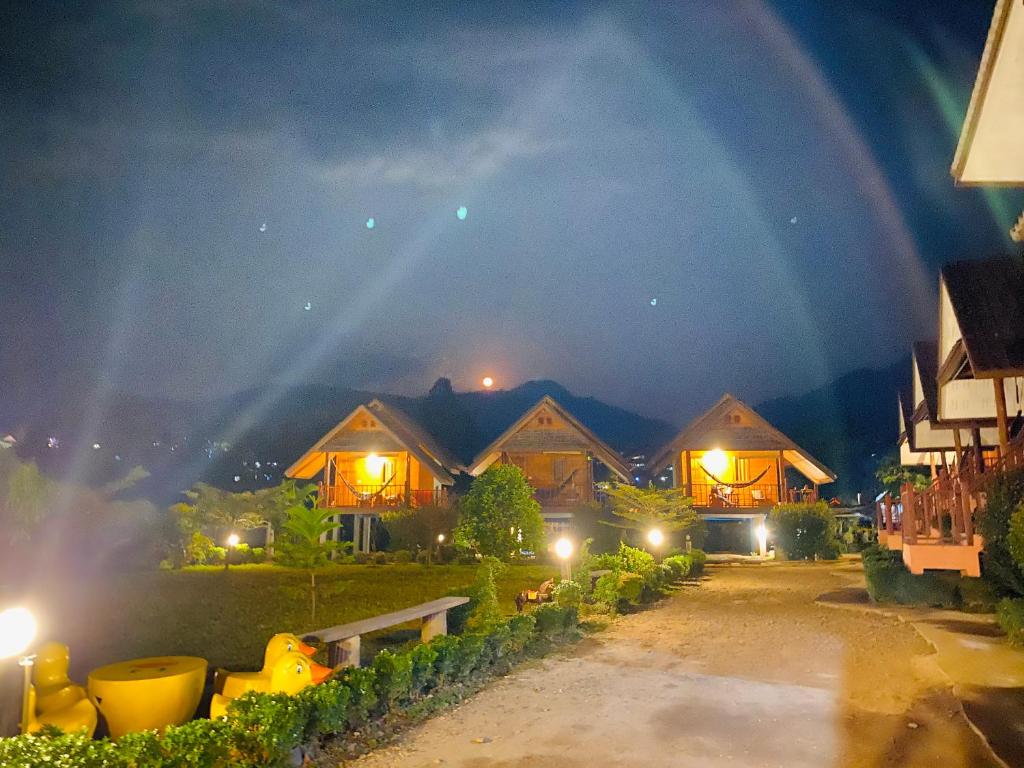 拜县拜县微笑度假村的一群晚上在天空下有彩虹的房子