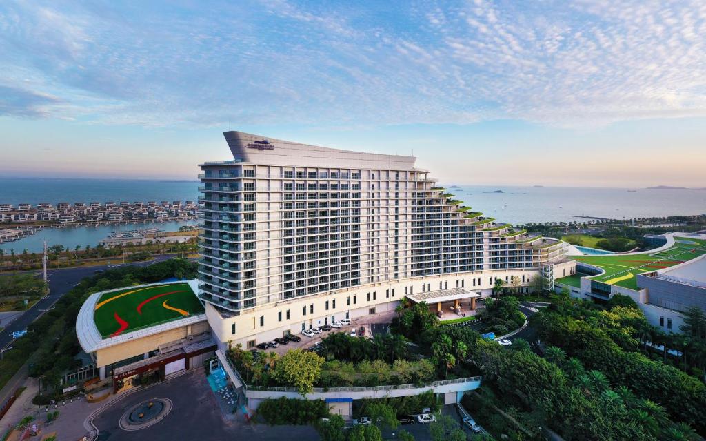 厦门厦门国际会议中心酒店的享有大建筑的海景