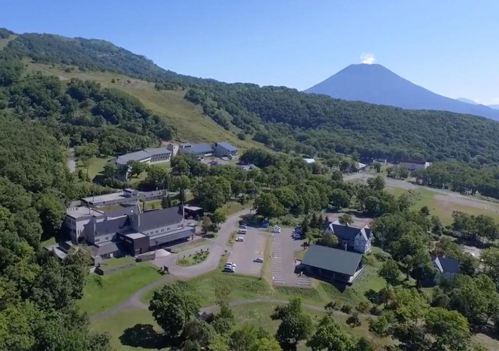 二世古二世古温泉乡伊科诺汤宿伊吕波酒店的山地建筑的空中景观