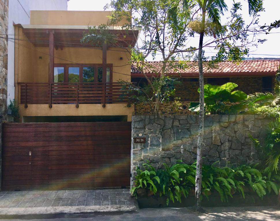 科伦坡城市幸福公寓的一座带木门和石墙的房子