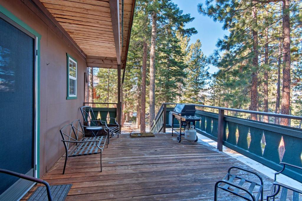 南太浩湖South Lake Tahoe Home with Deck and Mountain View!的相册照片