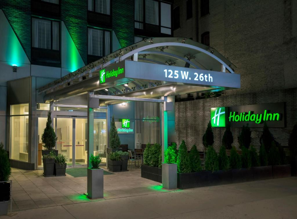 纽约切尔西曼哈顿第六大道假日酒店 的一座标有哈德林标志的建筑