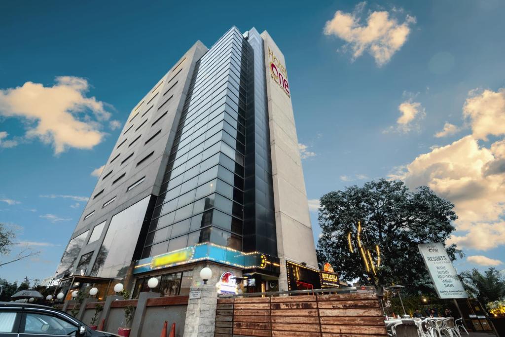 拉合尔Hotel One Gulberg, Lahore的一座高大的建筑,背后是蓝天